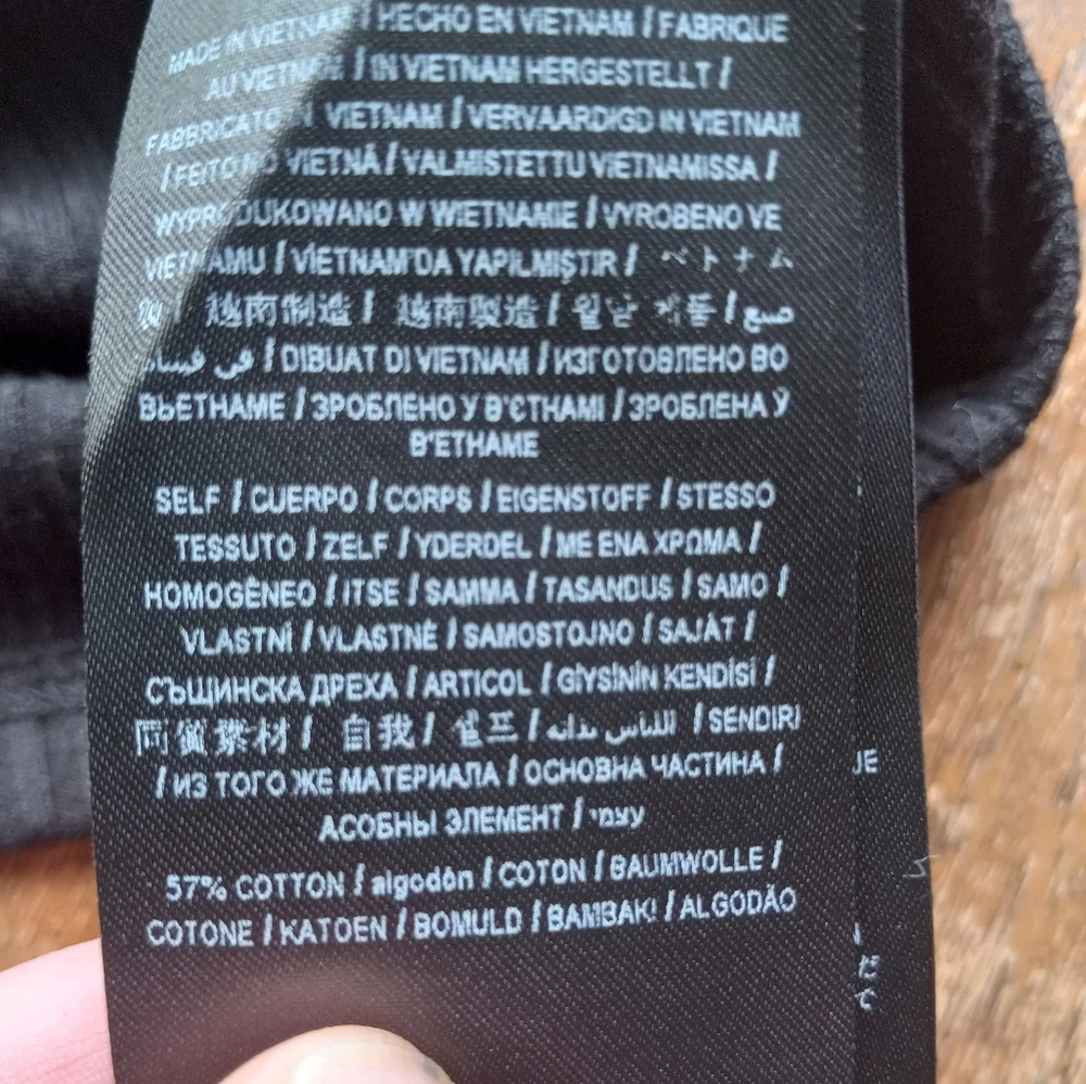 🍀GUESS Sexy Black High Neck Top!!! - Picture 4 of 7